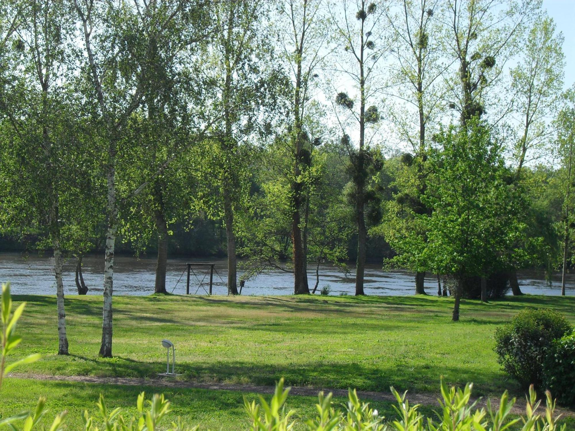 Logis Hotel Val De Vienne Le Vigeant Exterior foto