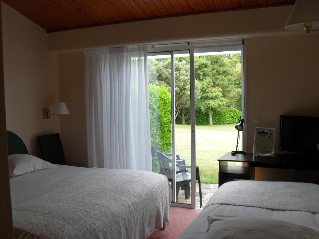 Logis Hotel Val De Vienne Le Vigeant Zimmer foto