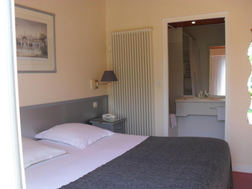 Logis Hotel Val De Vienne Le Vigeant Zimmer foto