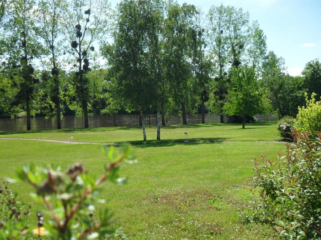 Logis Hotel Val De Vienne Le Vigeant Exterior foto